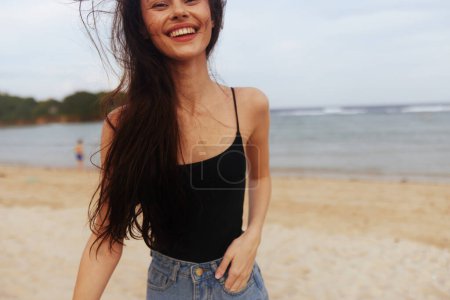 Foto de Mujer mujer orilla arena vacaciones hermosa naturaleza estilo de vida corriendo chica sonrisa océano mar pelo playa costa sonriendo largo atardecer verano joven viaje - Imagen libre de derechos