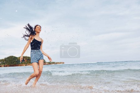 Foto de Bikini mujer puesta de sol correr playa mar arena positiva hermosa sonrisa caminar estilo de vida sol mujer relajarse libertad amanecer joven verano océano viajar - Imagen libre de derechos