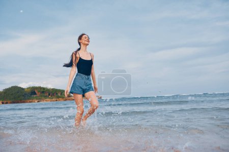 Foto de Mujer caminando atardecer despreocupado mar sonrisa positivo relajarse copia bikini espacio naturaleza estilo de vida playa amanecer corriendo verano viajar agua joven bronceado océano - Imagen libre de derechos