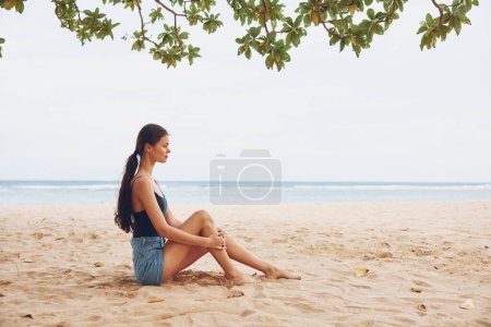 Foto de Mujer atractiva sol viaje relajarse sentado playa bronceado libertad persona naturaleza belleza natural vacaciones bonito cuerpo verano sonrisa mar arena al aire libre - Imagen libre de derechos