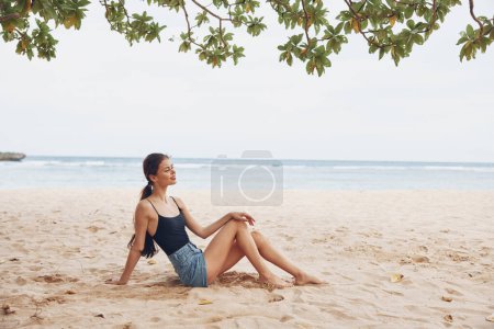 Foto de Mujer atractivo mar bali tan agua caucásico despreocupado adulto playa naturaleza viaje sexy sol tropical sonrisa arena libertad vacaciones sentado bastante - Imagen libre de derechos