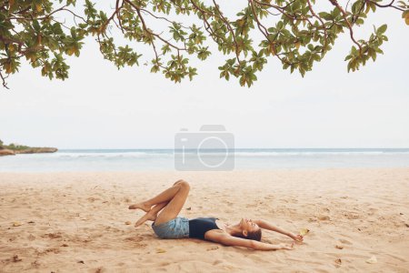 Foto de Mujer sexy mujer blanco bonito estilo de vida vacaciones arena atractiva sonrisa pelo vacaciones viaje mar sol belleza libertad sentado naturaleza despreocupado playa largo - Imagen libre de derechos