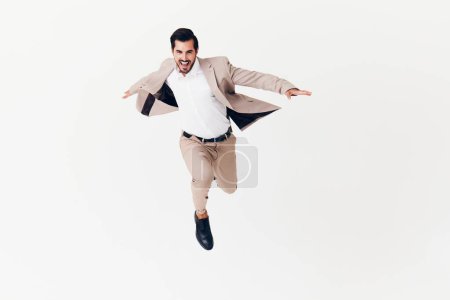 Téléchargez les photos : Homme d'affaires bras souriant heureux debout gagnant jeune idée de course volant sexy veste bureau lunettes costume élégant homme d'affaires sautant beige victoire cravate - en image libre de droit