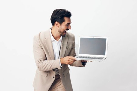 Téléchargez les photos : Homme blanc élégant Internet cyberespace chemise isolé barbe ordinateur portable costume entreprise pigiste numérique en utilisant ordinateur portable copyspace souriant portrait travail d'ordinateur - en image libre de droit