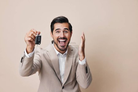 Téléchargez les photos : Homme blanc auto main sourire acheter mâle sécurité donner location client voiture clé studio barbe service entreprise tenant électronique acheter - en image libre de droit