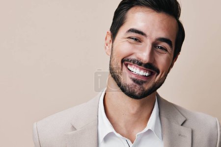 Foto de Hombre de negocios retrato copyspace corporativo chico profesional beige corbata gris posando traje guapo camisa ejecutiva doblado sonriente feliz cruzado formal hombre de negocios - Imagen libre de derechos