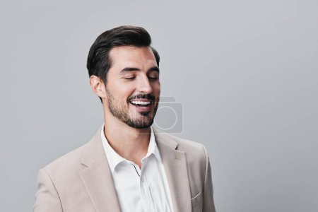 Téléchargez les photos : Homme homme d'affaires chemise personne beige confiant portrait croisé copyspace exécutif beau costume gris barbe affaires formel heureux élégant isolé modèle souriant - en image libre de droit