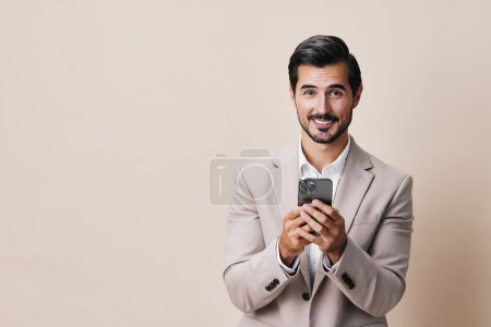 Téléchargez les photos : Technologie homme cyberespace personne portrait studio costume application mobile app style de vie heureux fond tenir téléphone connexion entreprise sourire smartphone selfies appel - en image libre de droit