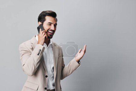 Téléchargez les photos : Portable homme personne portrait costume copier heureux blogueur jeune en ligne gars blanc adulte téléphone sourire technologie smartphone attente message espace d'affaires - en image libre de droit