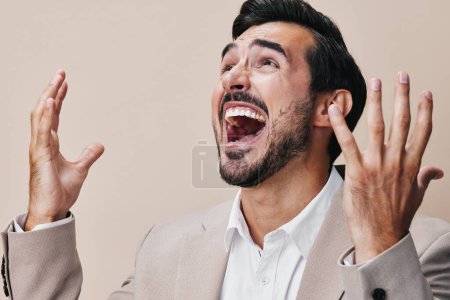 Foto de Hombre manos jefe gritar hasta hombre de negocios gritando loco ruega triste ira gritando negocio loco esmoquin enojado ejecutivo estrés trabajo traje aislado - Imagen libre de derechos