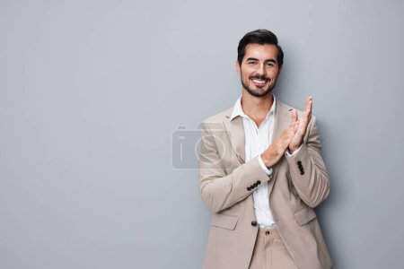 Téléchargez les photos : Homme beau homme d'affaires succès bureau sourire occupation mâle beige copyspace heureux attrayant gris plié croisé sourire portrait homme d'affaires costume formel - en image libre de droit