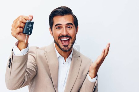 Téléchargez les photos : Homme personne conducteur entreprise alarme attente système service sourire acheter main clé client électronique auto barbe arrière-plan clavier verrouillage voiture auto vente - en image libre de droit