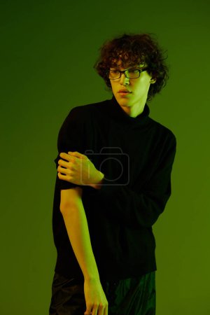 Foto de Retrato masculino joven de cerca en gafas de moda y estilo, estilo de vida hipster, retrato fondo verde mezclado luz de neón, espacio de copia. Foto de alta calidad - Imagen libre de derechos