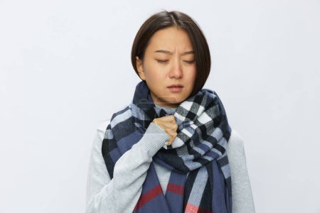 Téléchargez les photos : Femme asiatique grippe froide tenant mouchoir nez farci et toux avec fièvre malade du virus sur fond blanc, espace de copie. Photo de haute qualité - en image libre de droit