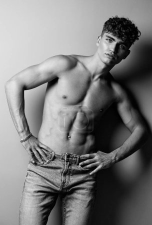Foto de Hombre moda fuerte moda muscular elegante culturista joven hombre desnudo atleta caucásico blanco y negro - Imagen libre de derechos