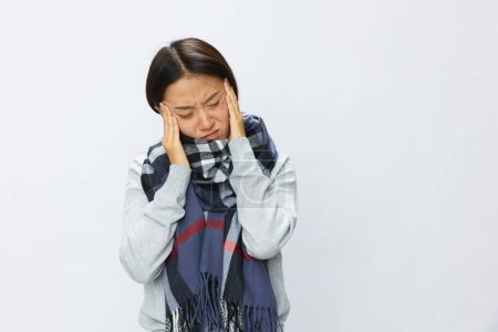 Foto de Mujer asiática gripe fría levantó las manos de dolor de cabeza con fiebre enferma de virus en el fondo blanco, espacio de copia. Foto de alta calidad - Imagen libre de derechos