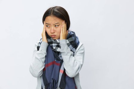 Téléchargez les photos : Femme asiatique grippe froide levé les mains de maux de tête avec fièvre malade du virus sur fond blanc, copier l'espace. Photo de haute qualité - en image libre de droit