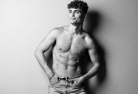 Foto de Hombre modelo torso adulto en forma fuerte joven muscular saludable fitness masculino bíceps deporte sin camisa atleta atractivo - Imagen libre de derechos