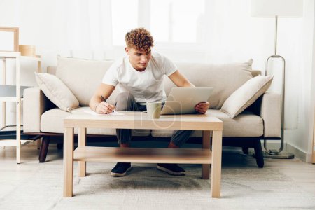 Foto de Hombre ciberespacio en línea sofá masculino utilizando la taza rizado portátil portátil portátil portátil de persona - Imagen libre de derechos