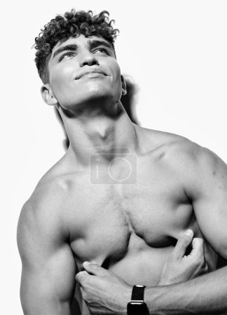 Foto de Hombre blanco moda culturista atractivo belleza culturismo saludable fitness masculino estudio fondo blanco y negro - Imagen libre de derechos