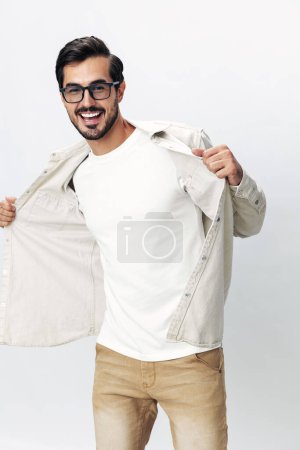 Téléchargez les photos : Portrait de mode homme dans des lunettes sourire avec des dents joie sur un fond blanc isolé, style vestimentaire à la mode, espace de copie, espace pour le texte. Photo de haute qualité - en image libre de droit