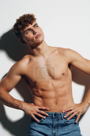 Foto de Hombre desnudo belleza atractivo pie culturista jeans cuerpo modelo masculino cuidado blanco fondo estudio chico fitness - Imagen libre de derechos