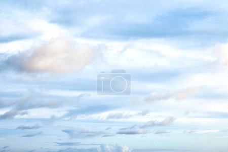 Téléchargez les photos : Beaux nuages lumière du coucher du soleil sur le ciel bleu avec des teintes roses en Asie sur l'île de Bali. Photo de haute qualité - en image libre de droit
