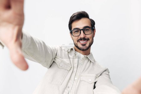Téléchargez les photos : Gros plan portrait homme prend selfie avec des lunettes sourire avec des dents joie sur fond blanc isolé, style vestimentaire à la mode, espace de copie, espace pour le texte. Photo de haute qualité - en image libre de droit