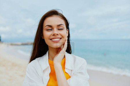 Téléchargez les photos : Portrait d'une femme heureuse sourire avec des dents aux cheveux longs brunette voyage d'été et sentiment de liberté, d'équilibre. Photo de haute qualité - en image libre de droit