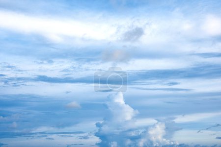 Téléchargez les photos : Beaux nuages lumière du coucher du soleil sur le ciel bleu avec des teintes roses en Asie sur l'île de Bali. Photo de haute qualité - en image libre de droit