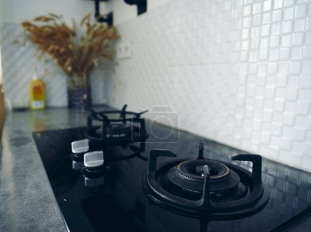 Foto de Moderna estufa de gas integrada en una mesa negra en la cocina. Foto de alta calidad - Imagen libre de derechos