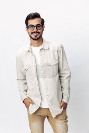 Foto de Hombre retrato de moda en gafas sonrisa con dientes alegría sobre un fondo blanco aislado, estilo de ropa de moda, espacio de copia, espacio para el texto. Foto de alta calidad - Imagen libre de derechos