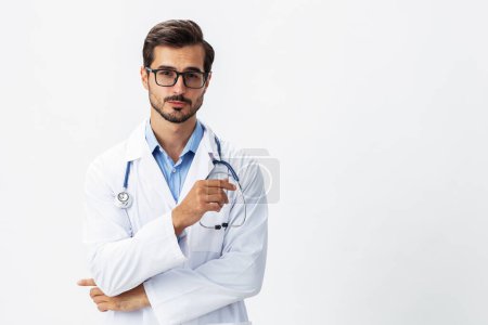 Foto de Un médico hombre con una bata blanca y gafas en serio sobre un fondo blanco aislado mirando a la cámara, espacio de copia, espacio para el texto, la salud. Foto de alta calidad - Imagen libre de derechos