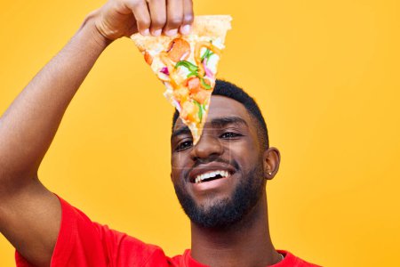 Téléchargez les photos : Homme rouge fond noir en ligne gars afro livraison de repas de nourriture profiter de pizza concept africain barbu espace sourire américain heureux mode de vie rapide alimentation copie faim - en image libre de droit