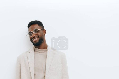 Téléchargez les photos : Homme mode veste élégante à la mode noir homme africaine vêtements sourire isolé modèle coiffure portrait style noir heureux américain élégant accessoire lunettes beige - en image libre de droit