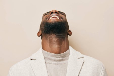 Téléchargez les photos : Homme visage attrayant arrière-plan lunettes de soleil gai beige isolé portrait gars tête casual américain heureux africain à la mode blanc jeunes dents mâle américain noir africain - en image libre de droit