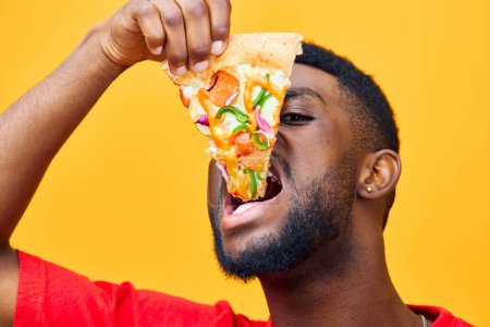 Foto de Hombre persona rojo divertido millennial chico fondo macho entrega hábito rápido hold comida concepto feliz negro rebanada barbudo comer en exceso pizza comida sonrisa estilo de vida - Imagen libre de derechos