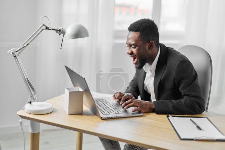 Foto de Hombre casa educación estudiante africano usando carrera freelancer comunicación empresario distancia oficina en línea persona portátil trabajo ordenador internet joven americano negro - Imagen libre de derechos