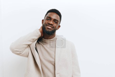 Téléchargez les photos : Style homme positif studio mâle tendance tenue portrait casual posant noir dents afro arrière-plan américain mode isolé lunettes afrique expression africaine gars un américain - en image libre de droit