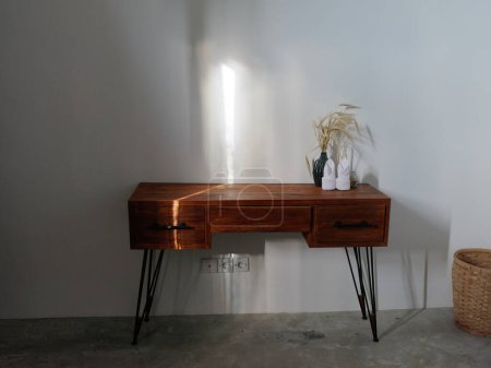Foto de Decoración moderna en la mesa de madera cómoda, interior elegante, elementos de hormigón. Foto de alta calidad - Imagen libre de derechos