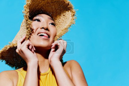 Téléchargez les photos : Mode femme maillot de bain chapeau visage sourire élégant gai émotion mode portrait style été excité mignon beauté attrayant un jaune style de vie féminin - en image libre de droit