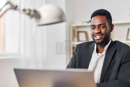 Téléchargez les photos : Homme internet étudiant américain noir technologie pigiste ordinateur entrepreneur jeune bureau américain emploi en ligne africaine web éducation ordinateur portable séance conférence travailleur - en image libre de droit
