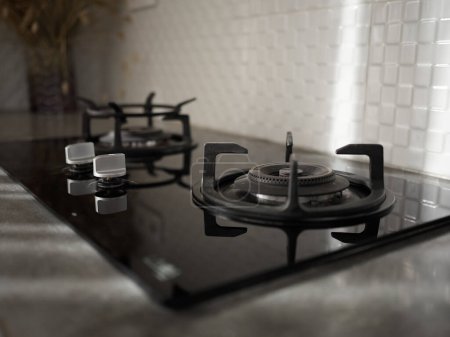 Foto de Moderna estufa de gas integrada en una mesa negra en la cocina. Foto de alta calidad - Imagen libre de derechos