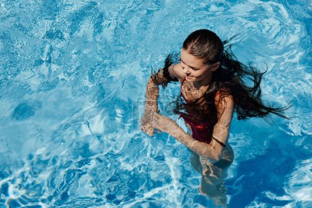 Foto de Activo azul piscina persona recreación chica ocio saludable verano joven hembra divertido caucásico gimnasio agua nadar traje de baño deporte estilo de vida vacaciones - Imagen libre de derechos