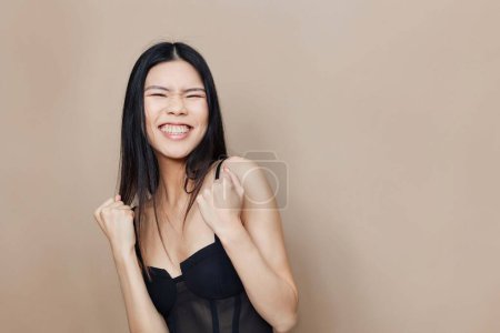 Téléchargez les photos : Femme portrait cosmétique élégance féminité visage beauté fille coréen cheveux glamour salon de coiffure sexy noir attrayant cheveux belle peau beige mignon long modèle de maquillage mode asiatique - en image libre de droit