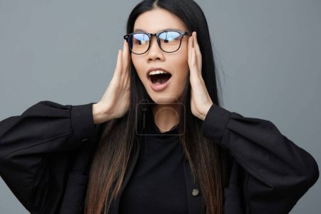 Téléchargez les photos : Femme beauté lunettes doigt sourire étudiant asiatique portrait mode entreprise mignon mode de vie pointant fille studio visage attrayant fond confiant beau - en image libre de droit