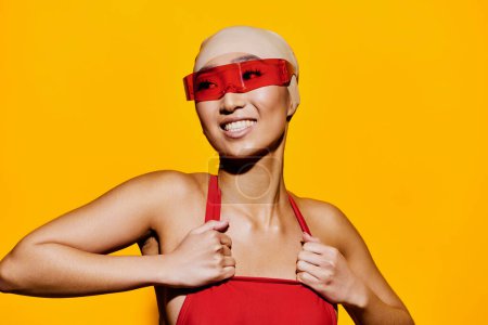 Téléchargez les photos : Émotion femme sourire beauté gai portrait vacances plage lunettes de soleil bonheur cheveux dame tan mode jolie rouge asiatique jaune blanc - en image libre de droit