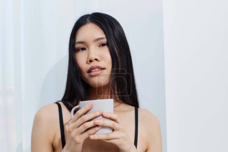 Téléchargez les photos : Femme beau visage cosmétique fille féminité modèle noir portrait blanc mignon attrayant salon de mode beauté cheveux glamour cheveux asiatique - en image libre de droit