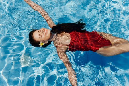 Téléchargez les photos : Femme sous-marine baignade mode de vie loisirs sport vacances bikini jeune beauté jolie piscine été personne bleu vacances loisirs corps femelle - en image libre de droit