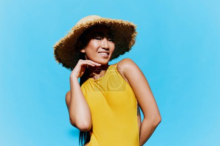 Téléchargez les photos : Femme chapeau attrayant portrait cheveux féminins excité jolie mode été choqué sourire maillot de bain lèvres mignonnes fond beauté jaune - en image libre de droit
